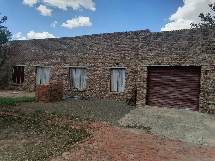 4 Bedroom Property for Sale in Lourierpark Free State